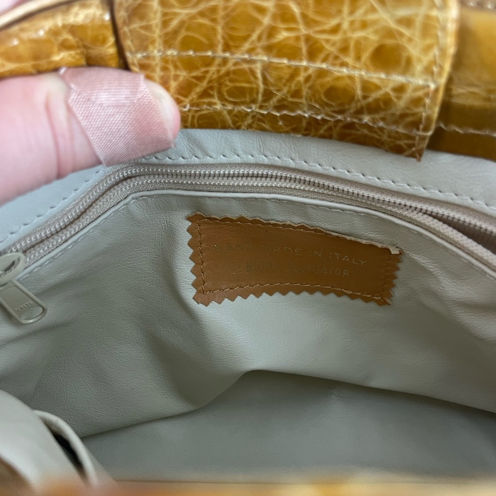 Elegant Yellow Embossed Leather Bag - Picture 4 of 4